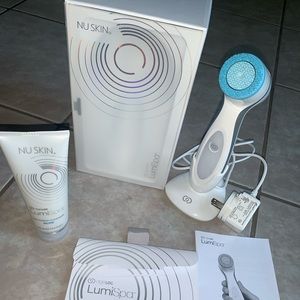 Like new Nuskin Lumispa with cleanser